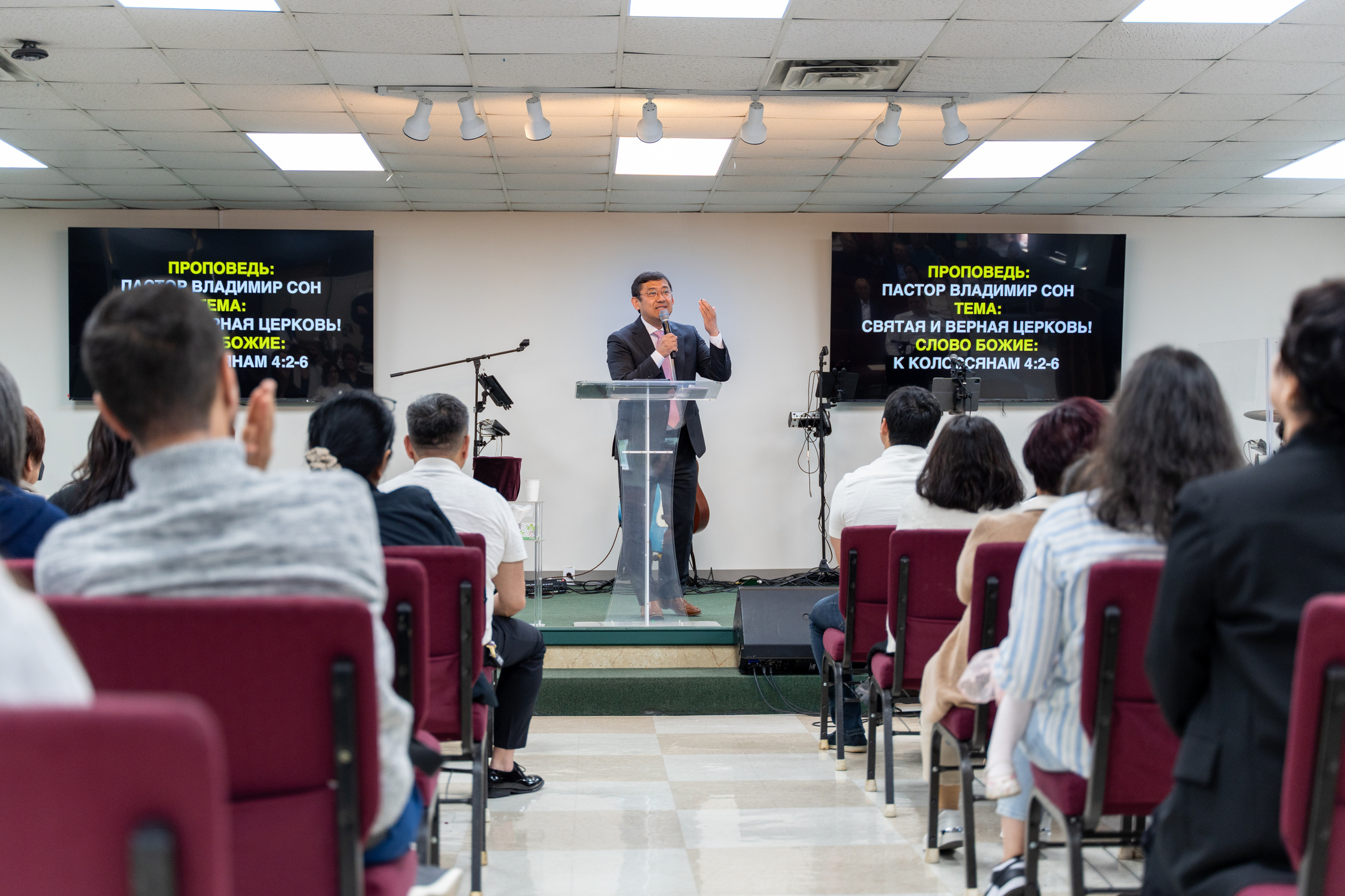 Пастор Владимир Сон проповедует
